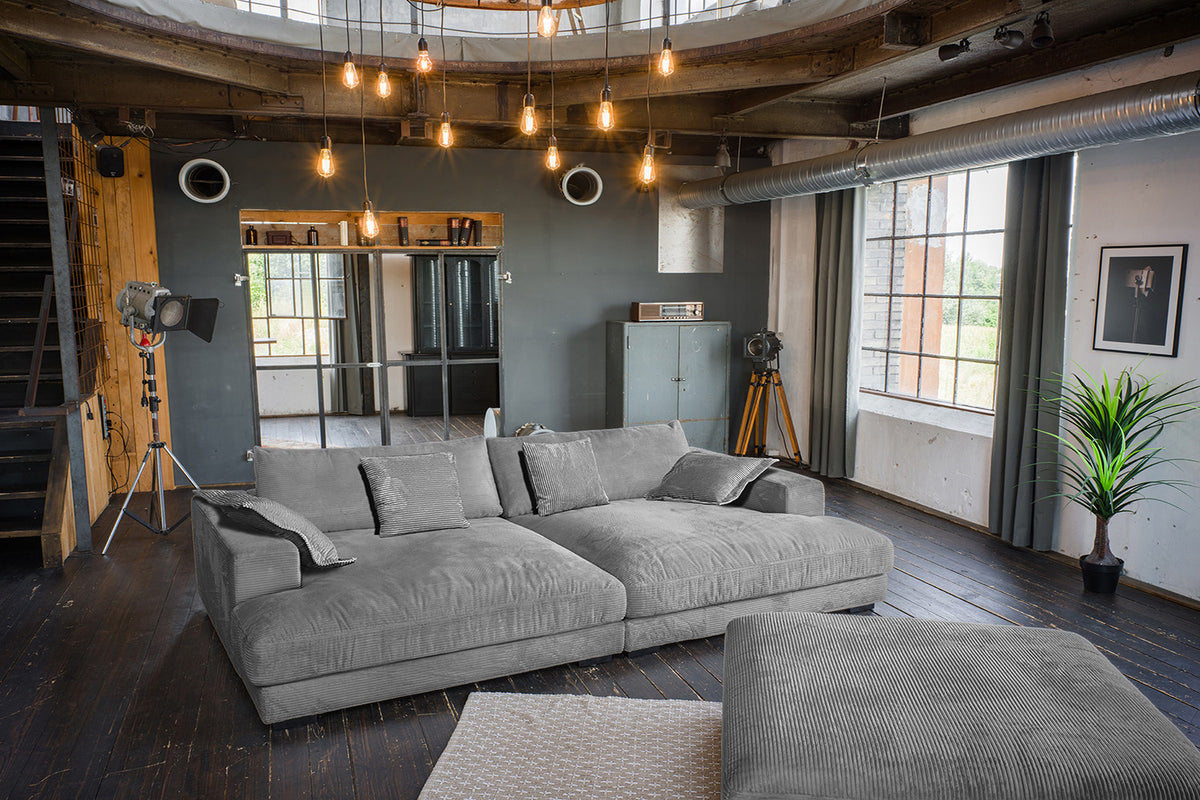 KAWOLA Big Sofa MADELINE Cord grau mit Hocker und 4 Zierkissen, ohne Holztablett