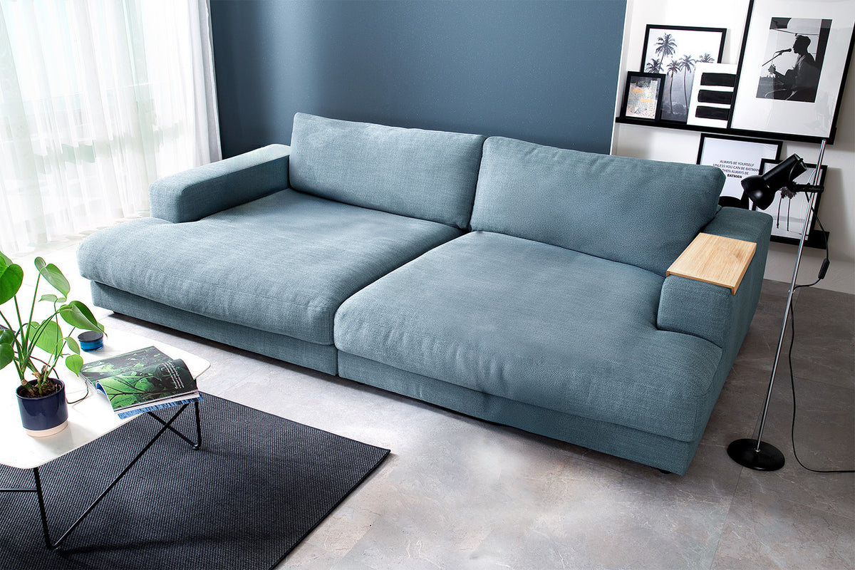 KAWOLA Big Sofa MADELINE Stoff petrol, 290 x 190, mit Holztablett natur