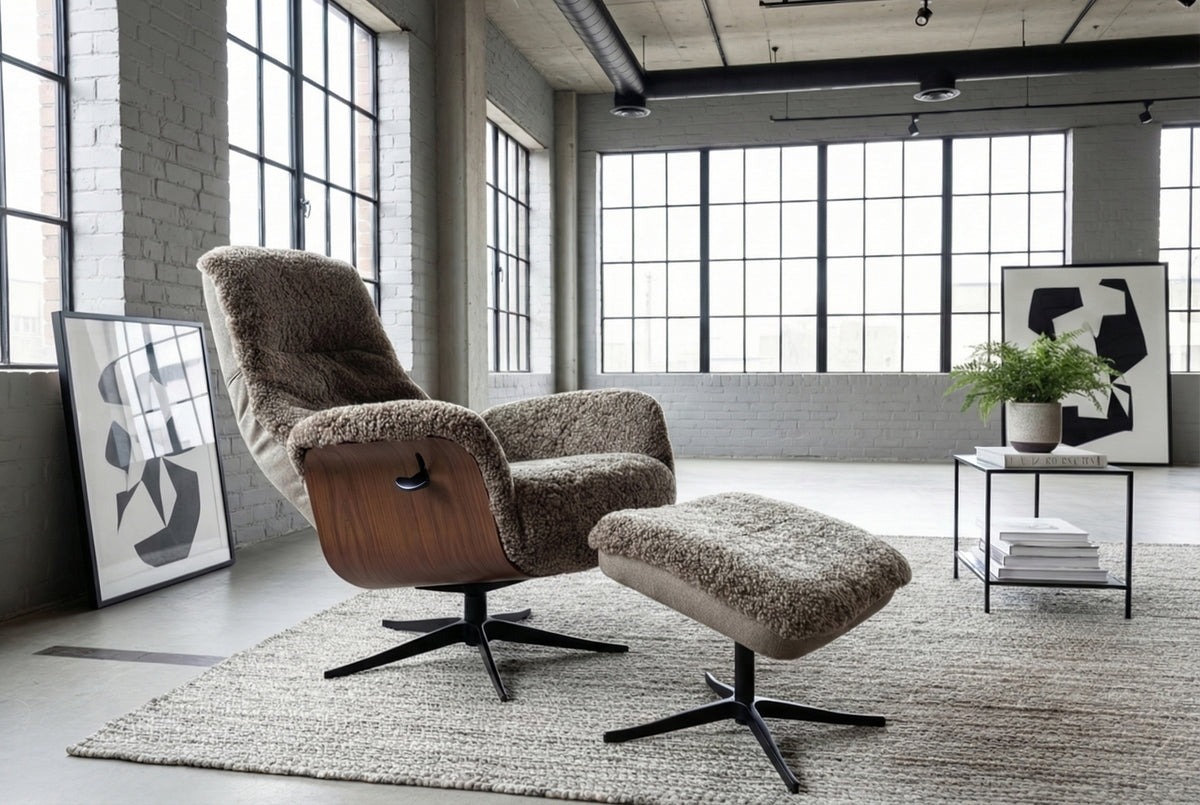 KAWOLA Relaxsessel SILVA Drehsessel Schaffell beige mit Hocker