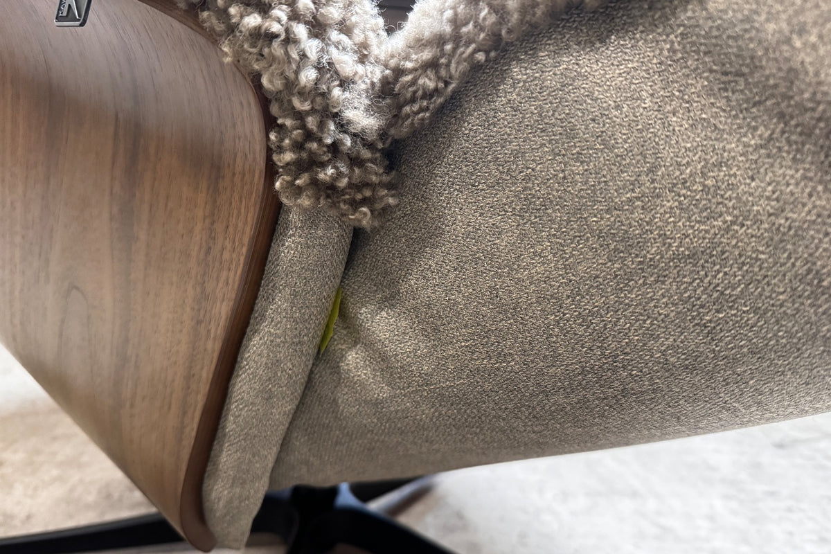 KAWOLA Relaxsessel SILVA Drehsessel Schaffell beige mit Hocker