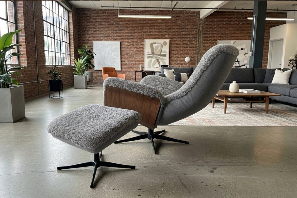 KAWOLA Relaxsessel SILVA Drehsessel Schaffell hellgrau mit Hocker