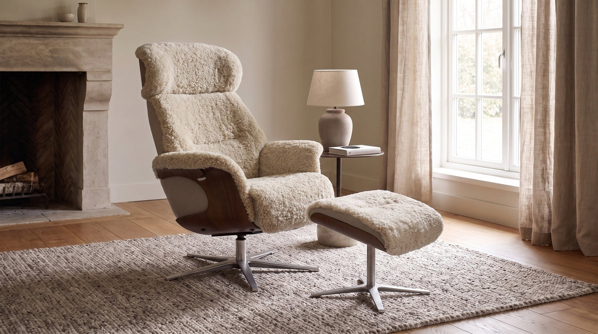 KAWOLA Sessel TOSAR Relaxsessel drehbar Schaffell beige mit Hocker