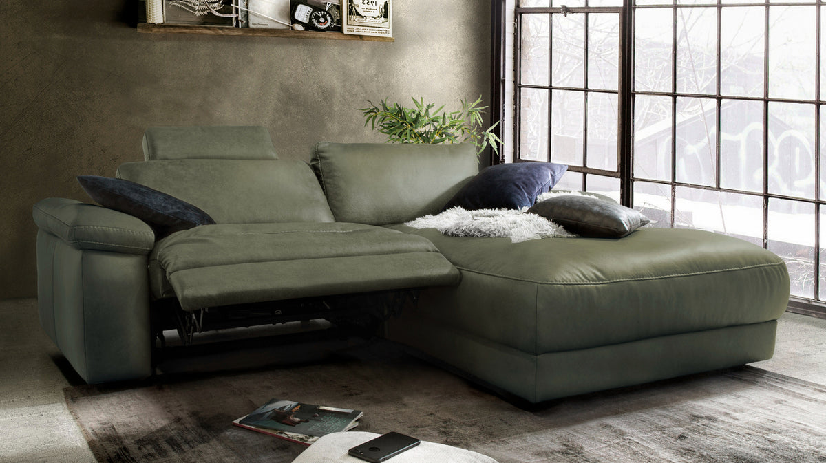 KAWOLA Sofa LOLA Ecksofa Leder moosgrün mit motorischer Relaxfunktion