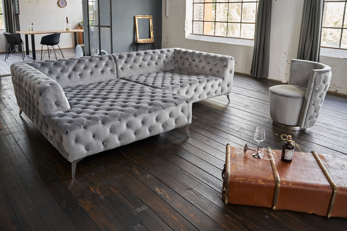KAWOLA Sofa NARLA Ecksofa Chesterfield Stoff velvet silber Recamiere links