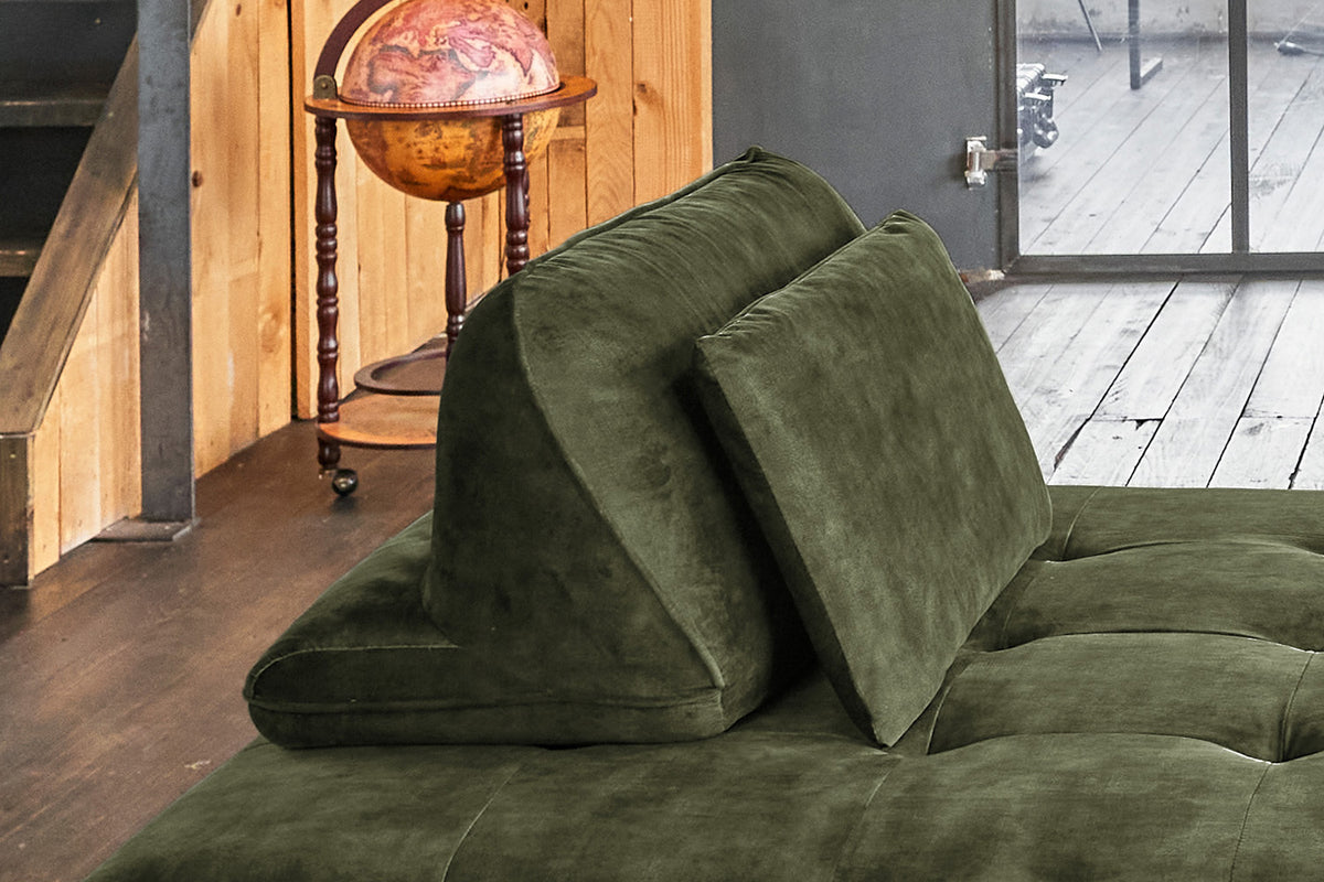 KAWOLA Sofa WIOLO Schlafsofa Daybed mit Hocker velvet moosgrün