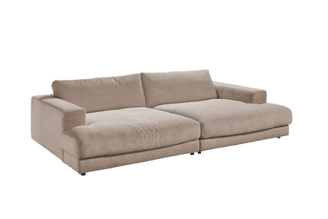 Beiges Cord-Ecksofa mit breiten Armlehnen und weichen Kissen vor weißem Hintergrund.