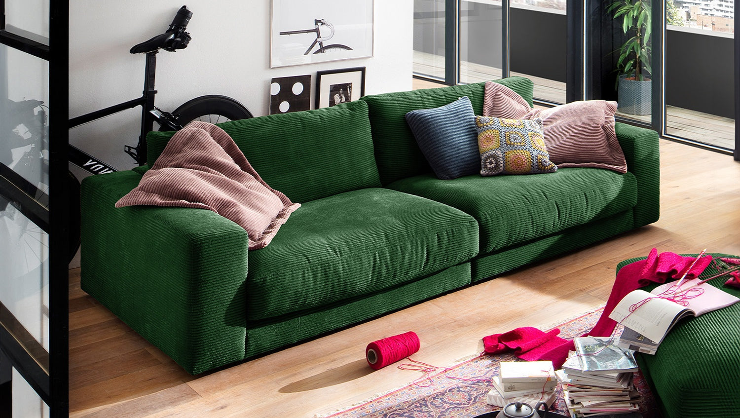 B-Ware KAWOLA Sofa MADELINE 3-Sitzer Cord smaragd