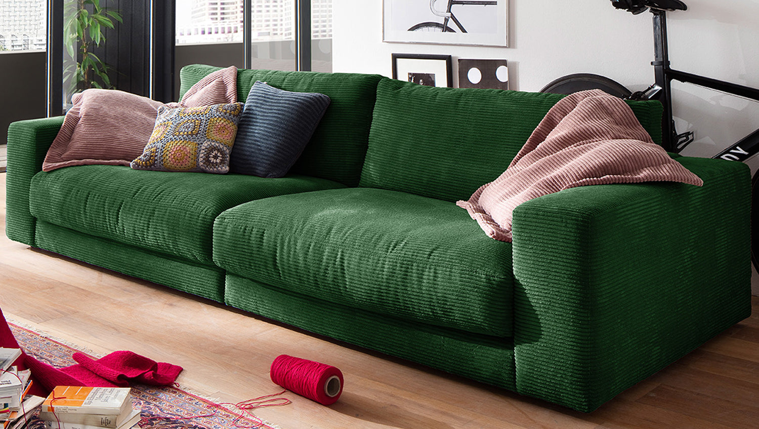 B-Ware KAWOLA Sofa MADELINE 3-Sitzer Cord smaragd