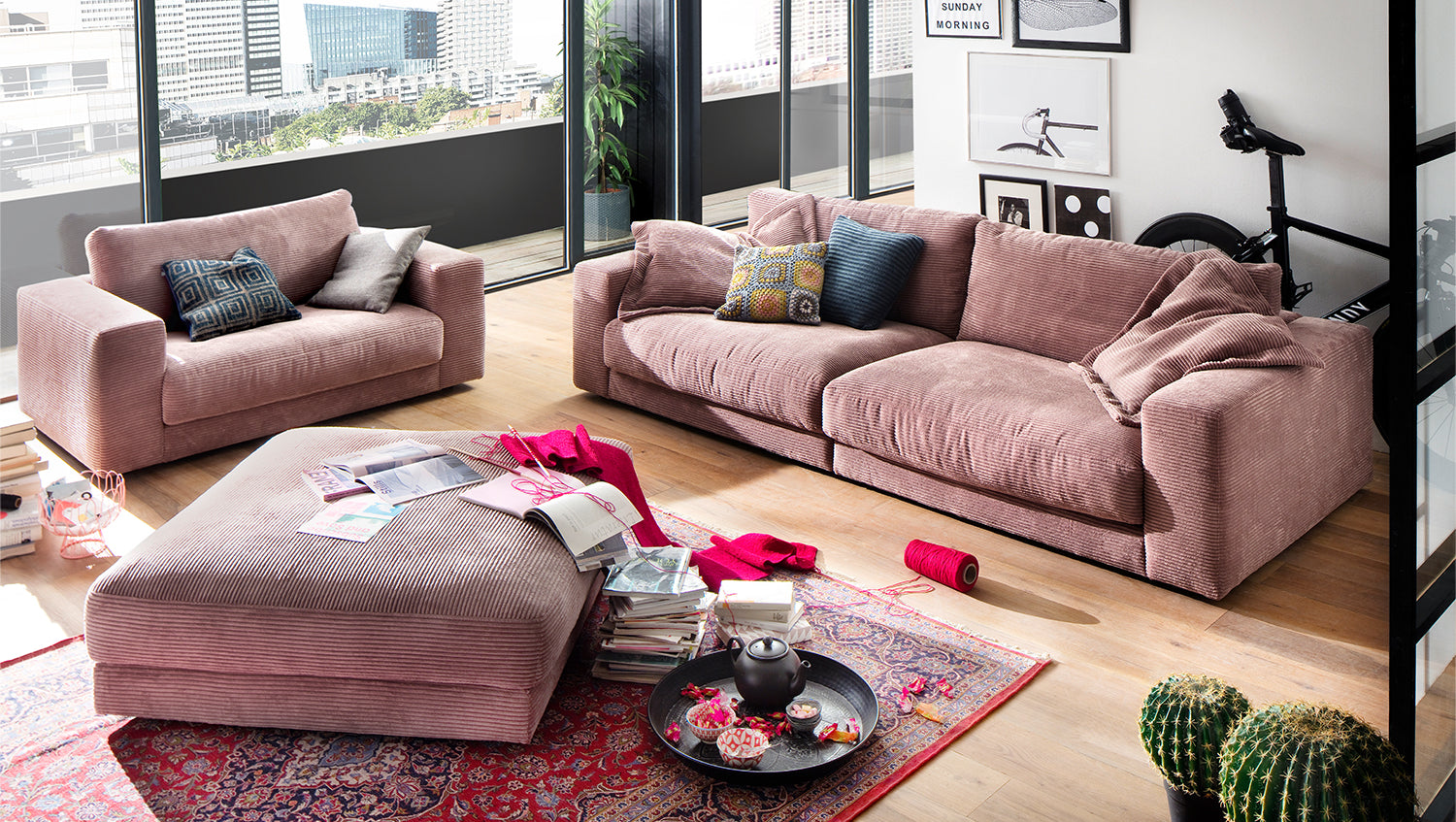 KAWOLA Big Hocker MADELINE Polsterhocker Cord rosa