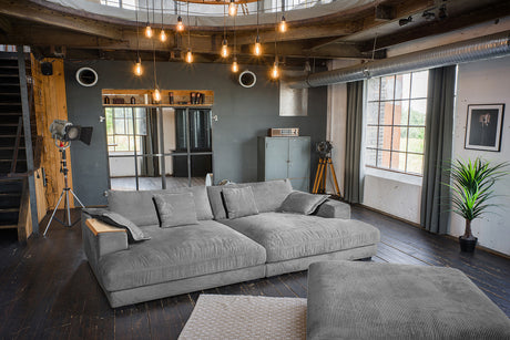 KAWOLA Big Sofa MADELINE Cord grau mit Hocker und 4 Zierkissen, mit Holztablett natur
