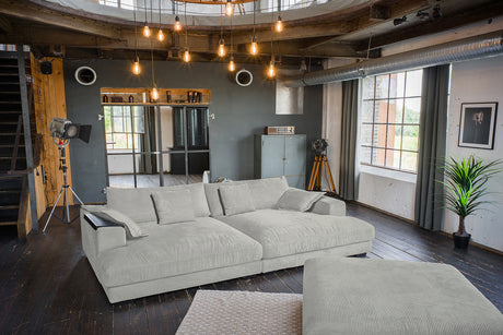 KAWOLA Big Sofa MADELINE Cord hellgrau mit Hocker und 4 Zierkissen, mit Holztablett schwarz