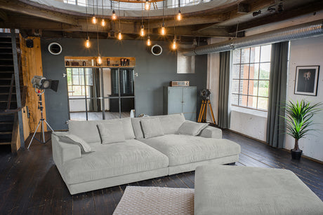 KAWOLA Big Sofa MADELINE Cord hellgrau mit Hocker und 4 Zierkissen, ohne Holztablett