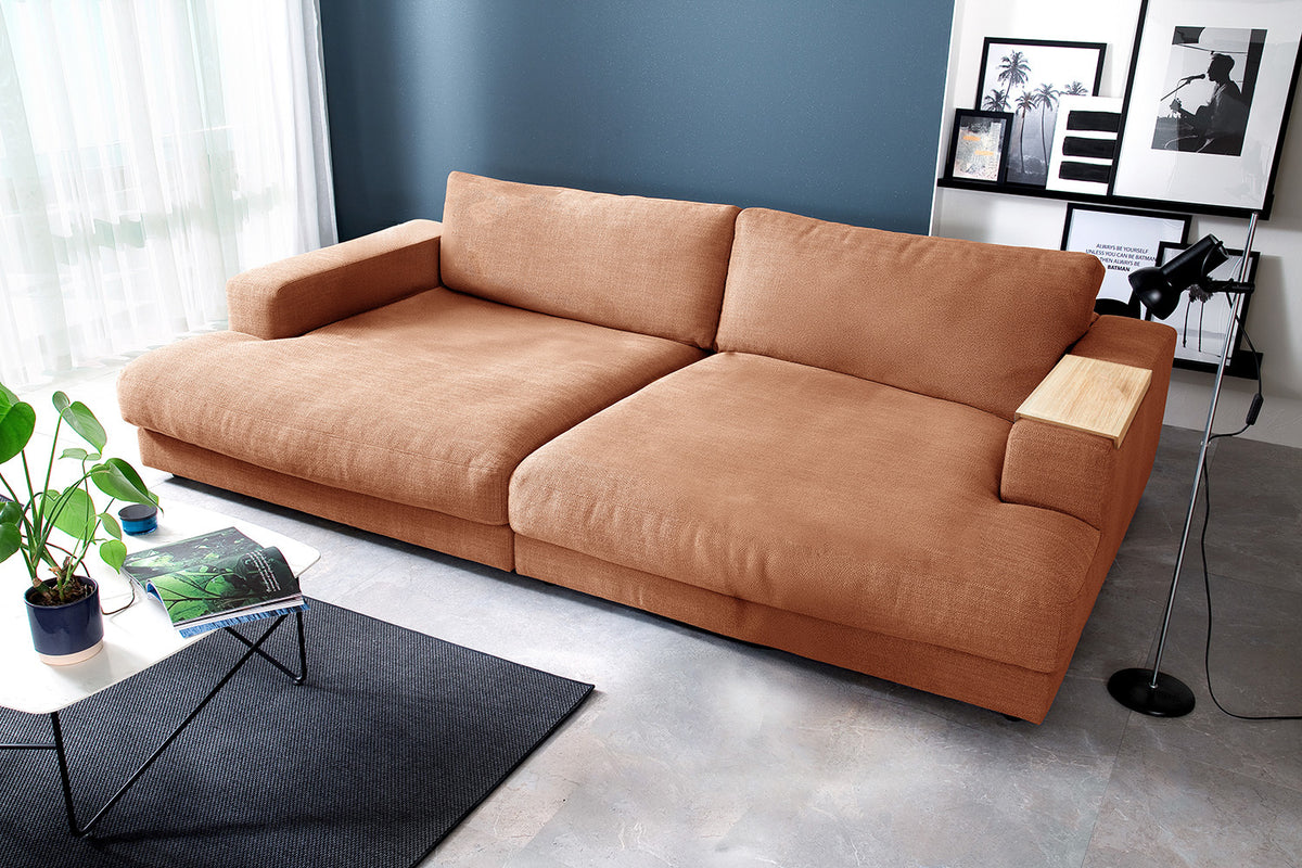 KAWOLA Big Sofa MADELINE Stoff cognac, 290 x 190, mit Holztablett natur