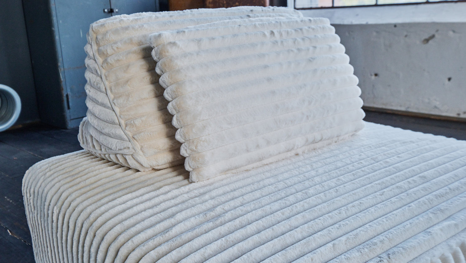 KAWOLA Hocker WIOLO SOFT Polsterhocker mit Rückenkissen Weicher Breitcord cremeweiß