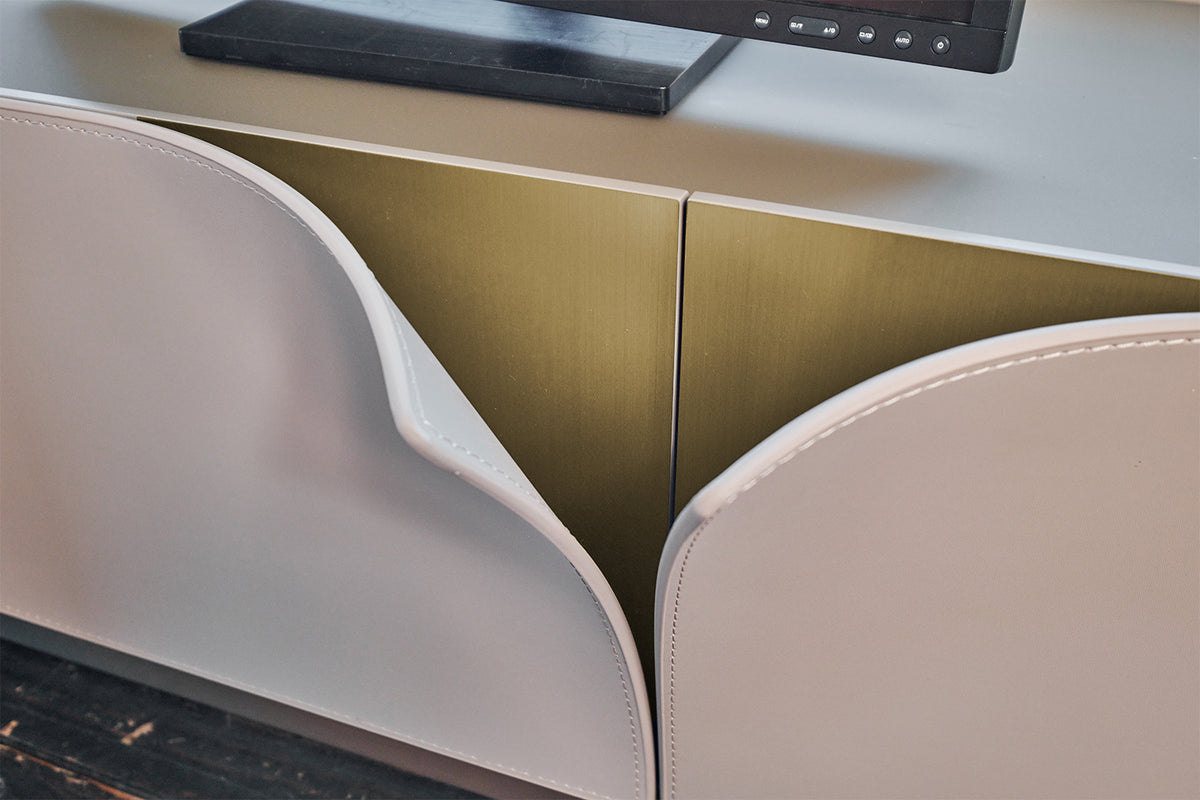 KAWOLA Lowboard EMMA TV-Board Kunstleder grau Fuß Edelstahl messingfarben
