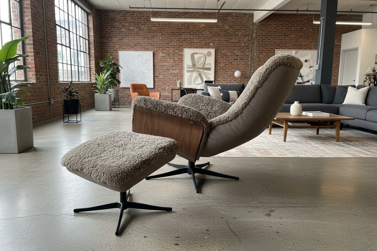 KAWOLA Relaxsessel SILVA Drehsessel Schaffell beige mit Hocker