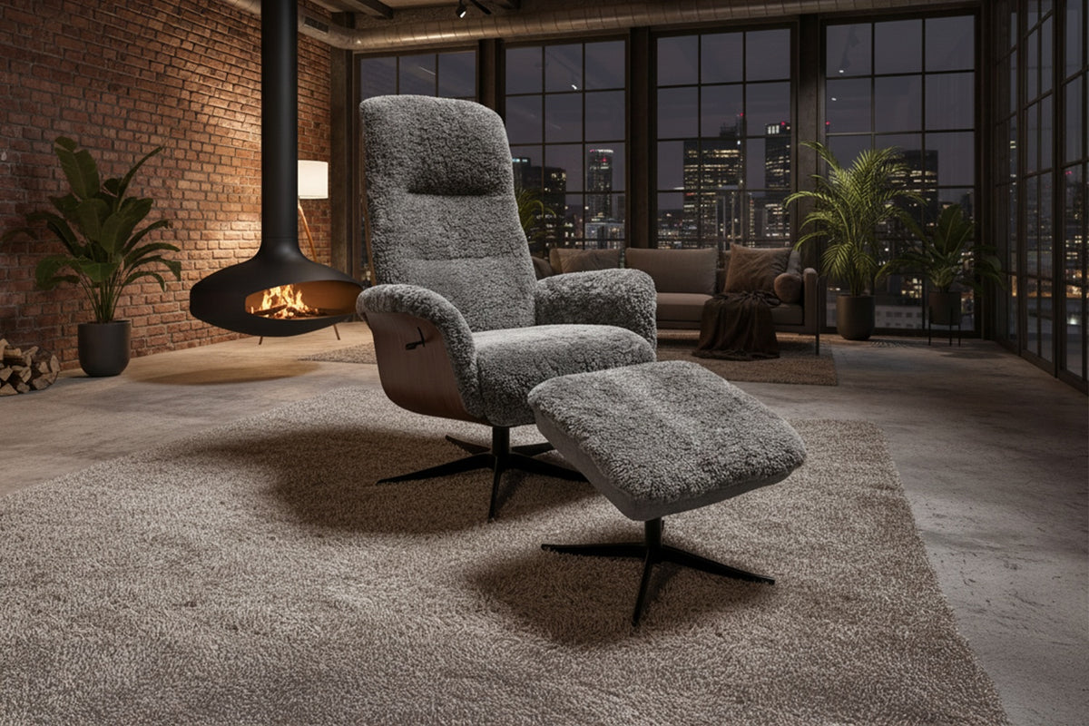 KAWOLA Relaxsessel SILVA Drehsessel Schaffell hellgrau mit Hocker
