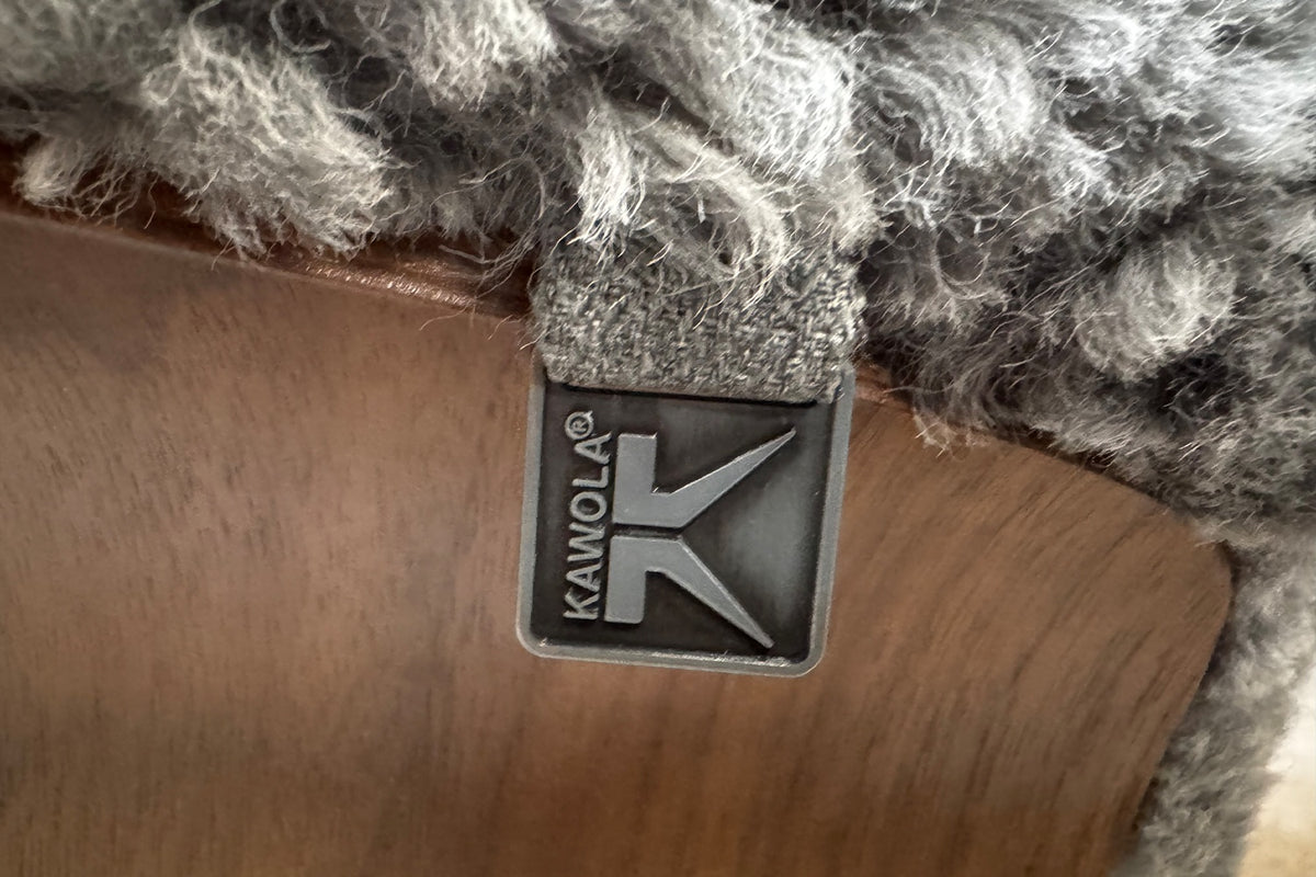 KAWOLA Relaxsessel SILVA Drehsessel Schaffell hellgrau mit Hocker