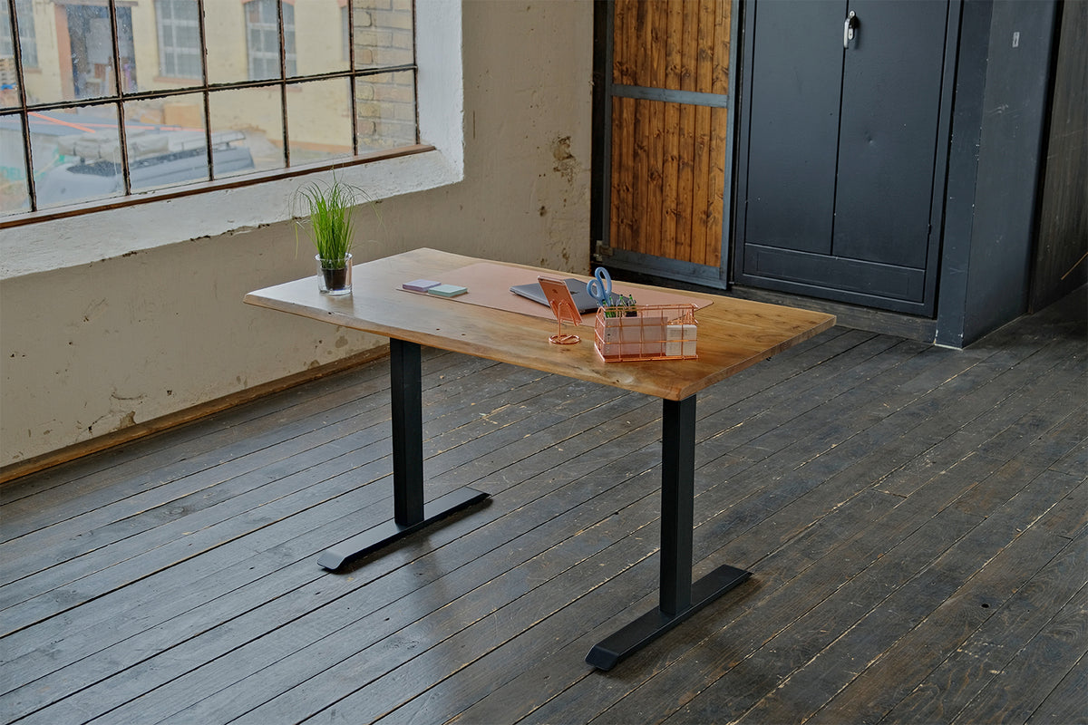 KAWOLA Schreibtisch LORA elektrisch höhenverstellbar mit Baumkante massiv, 140 x 80