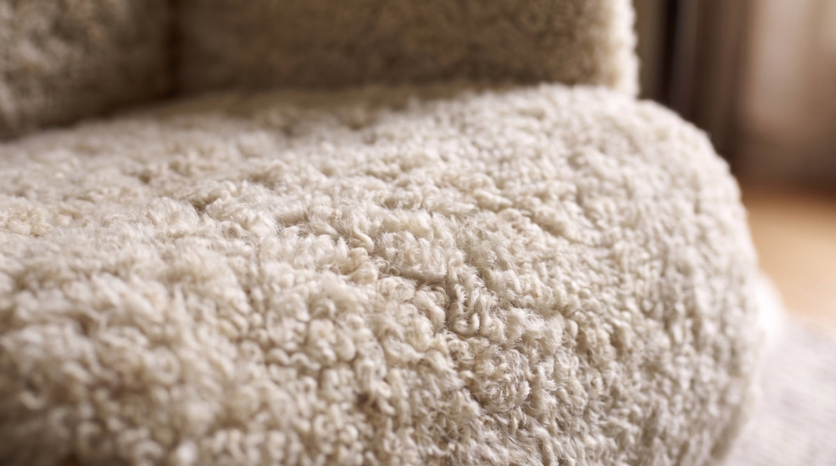KAWOLA Sessel TOSAR Relaxsessel drehbar Schaffell beige mit Hocker