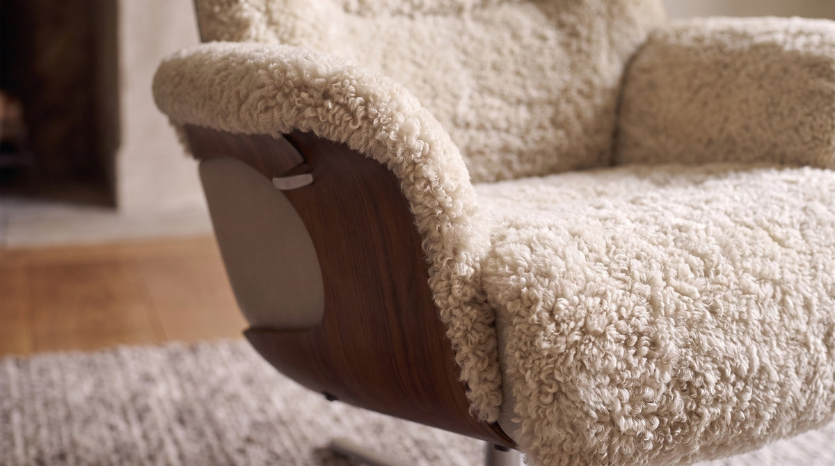 KAWOLA Sessel TOSAR Relaxsessel drehbar Schaffell beige mit Hocker