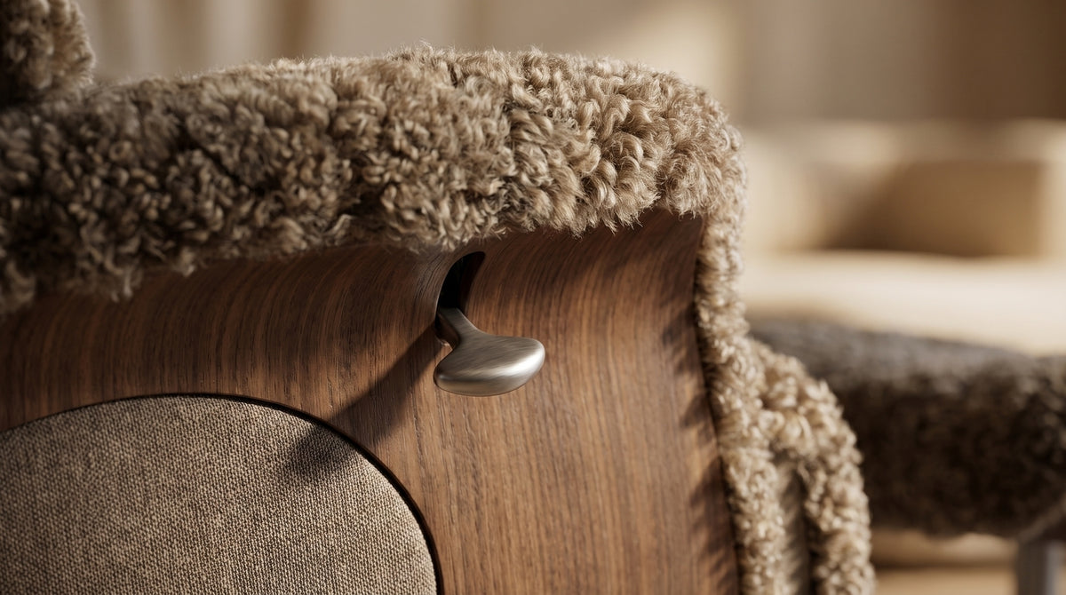 KAWOLA Sessel TOSAR Relaxsessel drehbar Schaffell grau mit Hocker