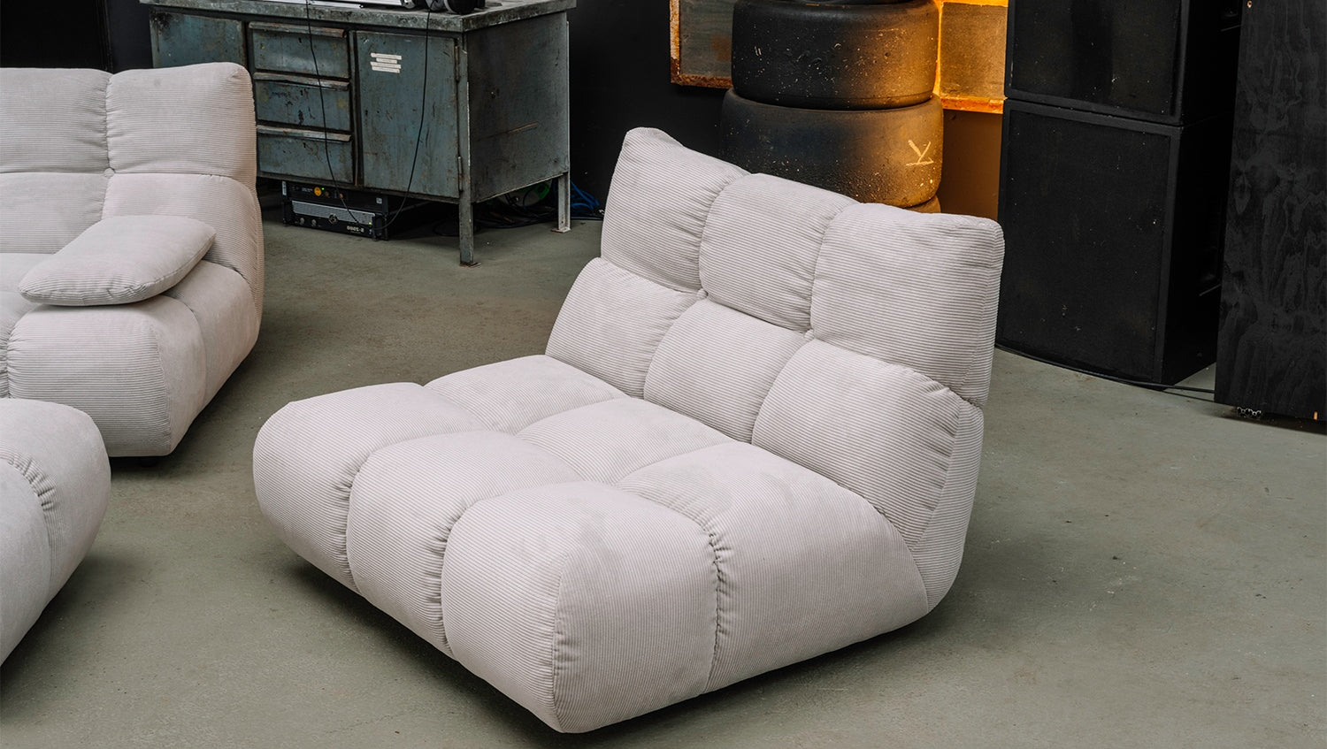 KAWOLA Sitzgruppe VIVIEN Ecksofa Drehsessel Hockerbank Feincord silber