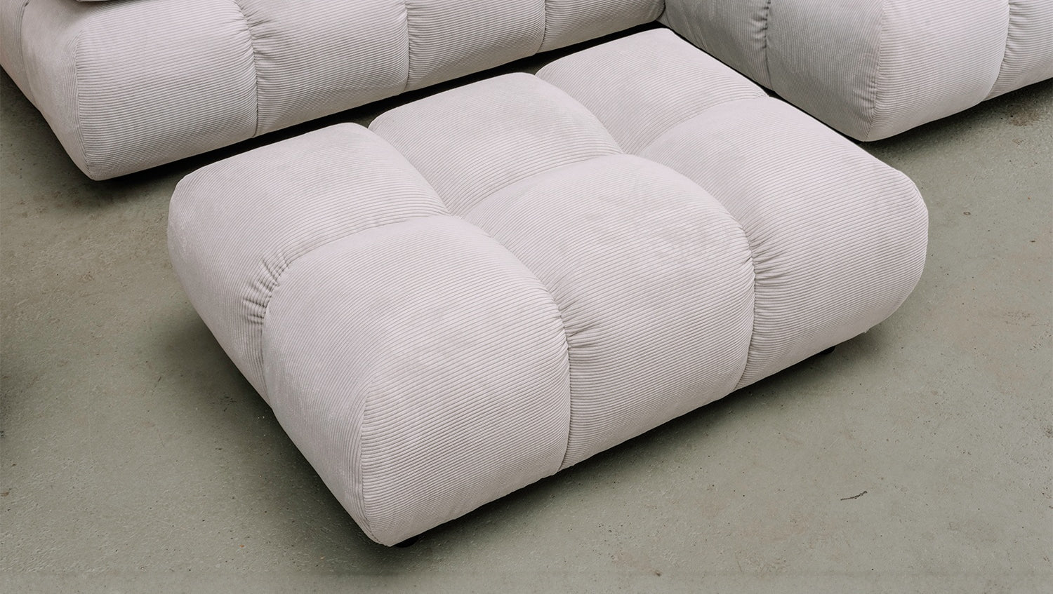 KAWOLA Sitzgruppe VIVIEN Ecksofa Drehsessel Hockerbank Feincord silber