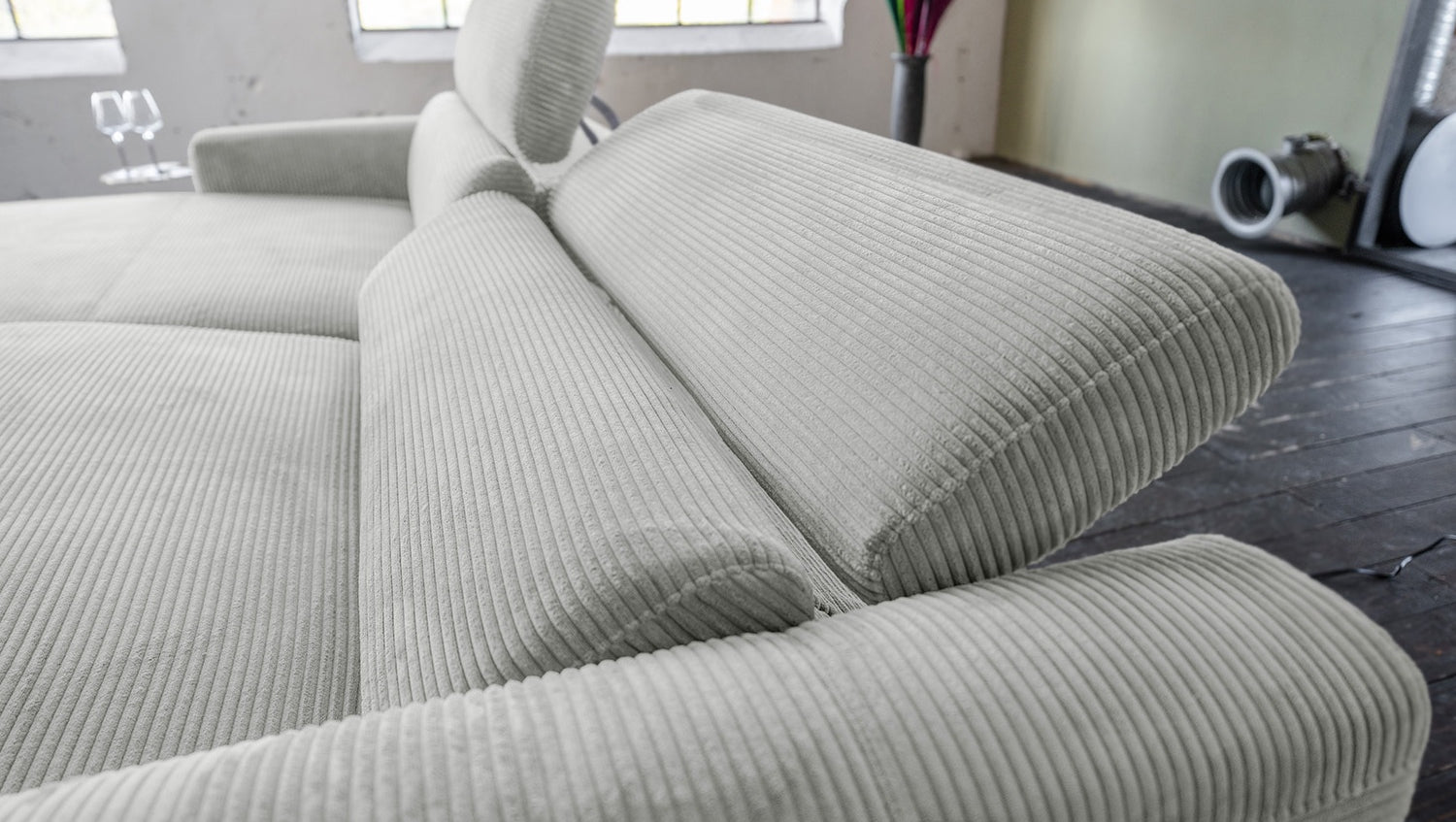 KAWOLA Sofa LAISKA Ecksofa Relaxfunktion teilmotorisch Cord hellgrau