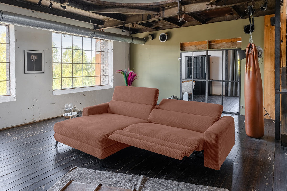 KAWOLA Sofa LAISKA Ecksofa Relaxfunktion teilmotorisch Cord rost