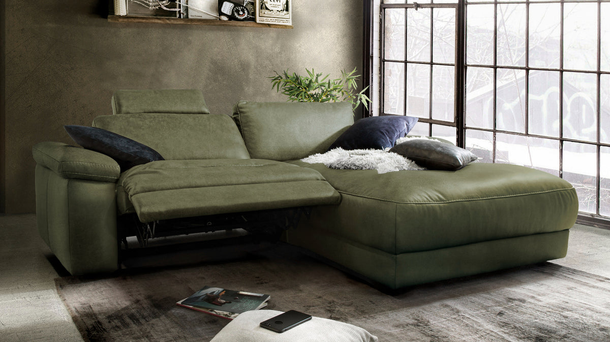 KAWOLA Sofa LOLA Ecksofa Stoff moosgrün mit motorischer Relaxfunktion