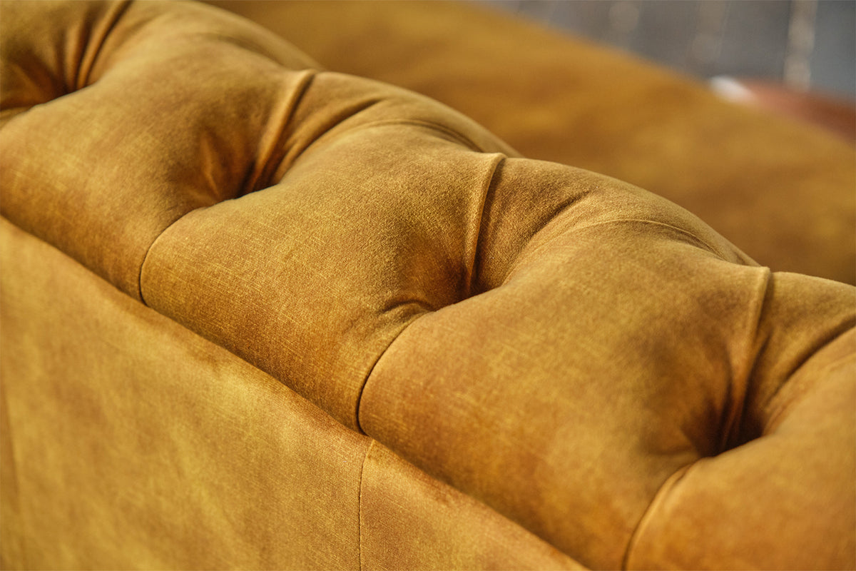 KAWOLA Sofa NILO 3-Sitzer Velvet Vintage gold