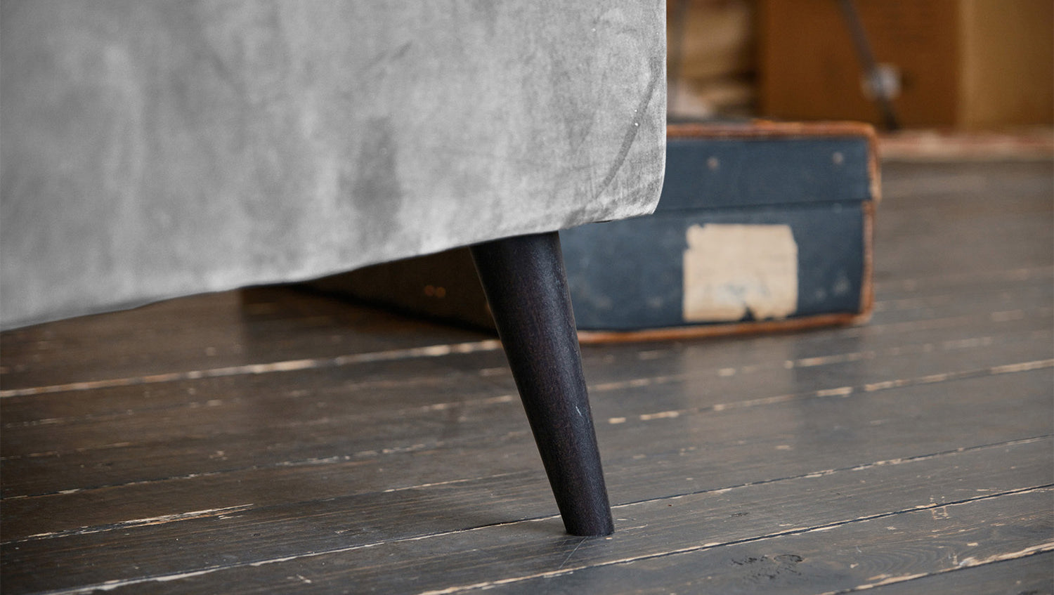 KAWOLA Sofa QUENYA Ecksofa Cord dunkelgrau / Velvet silber