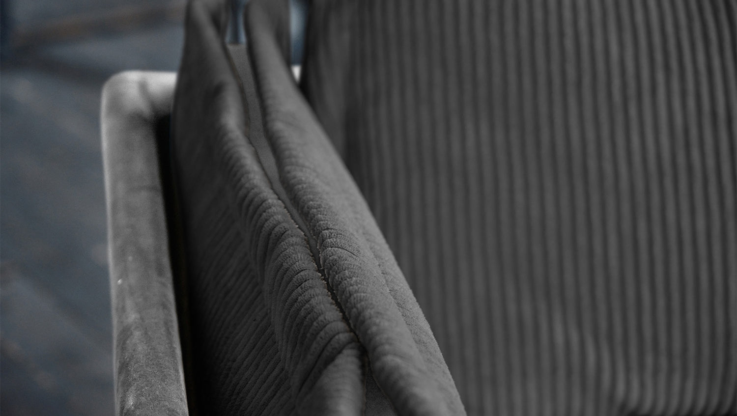 KAWOLA Sofa QUENYA Ecksofa Cord dunkelgrau / Velvet silber