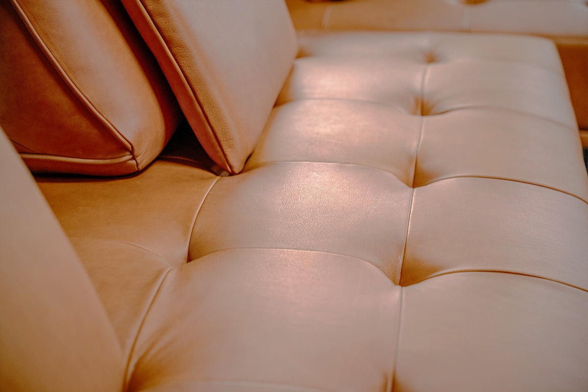 KAWOLA Sofa WIOLO Schlafsofa Daybed mit Hocker Leder cognac