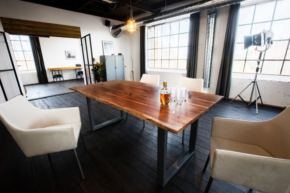 KAWOLA Esstisch LORE massiv mit Baumkante Nussbaumfarben Fußfarbe schwarz oder silber