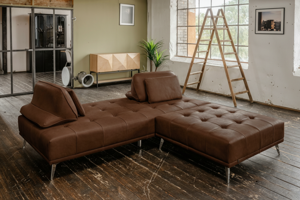 KAWOLA Sofa WIOLO Schlafsofa Daybed mit Hocker Leder dunkelbraun