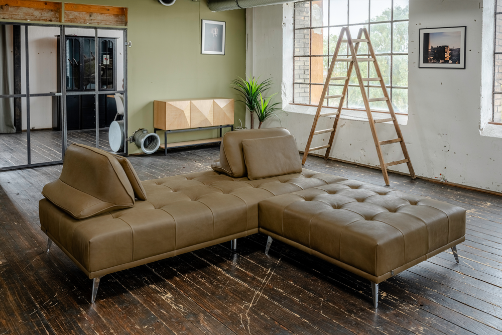 KAWOLA Sofa WIOLO Schlafsofa Daybed mit Hocker Leder camel