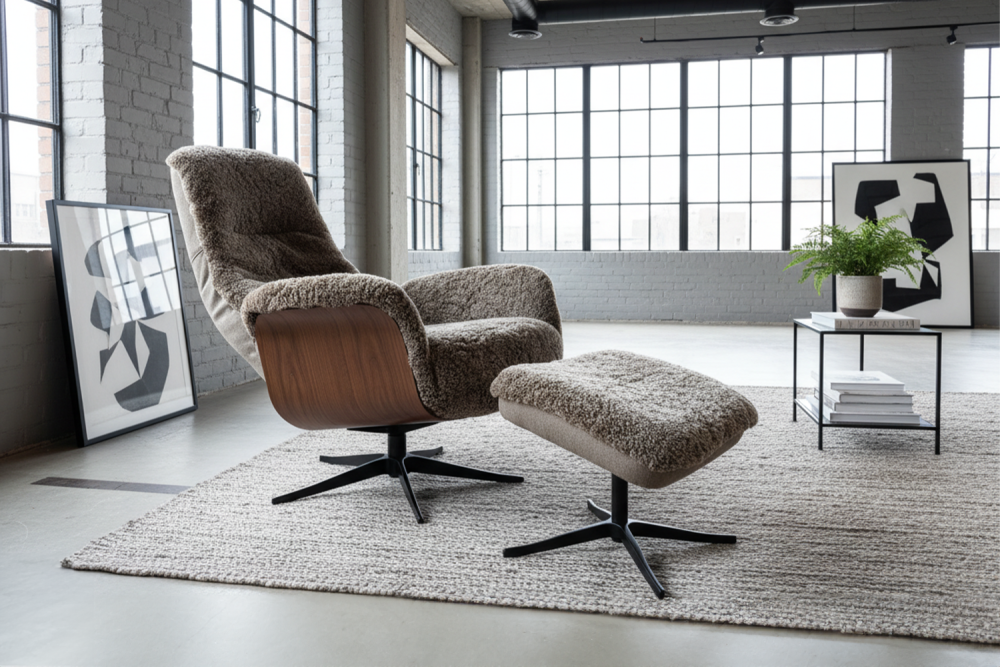 KAWOLA Relaxsessel SILVA Drehsessel Schaffell beige mit Hocker